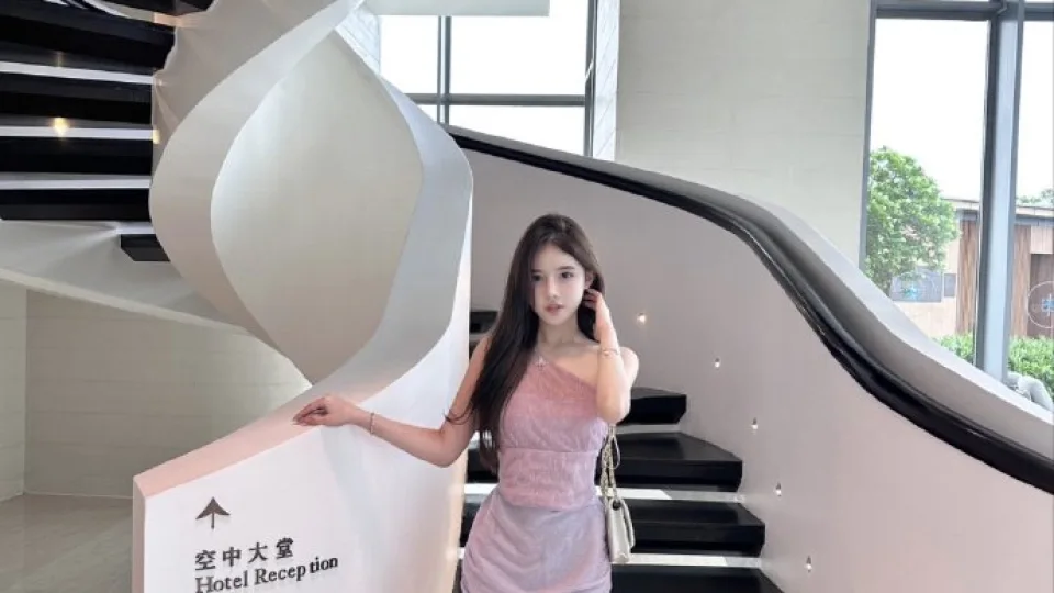 91视频在线、久久综合、糖心cos视频:光影与构图视频观察|AI魔改视频播放预览封面